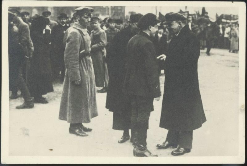 Владимир Ленин на Красной площади беседует с секретарем МК РКП(б) Владимиром Загорским во время Первомайской демонстрации, 1 мая 1919, г. Москва