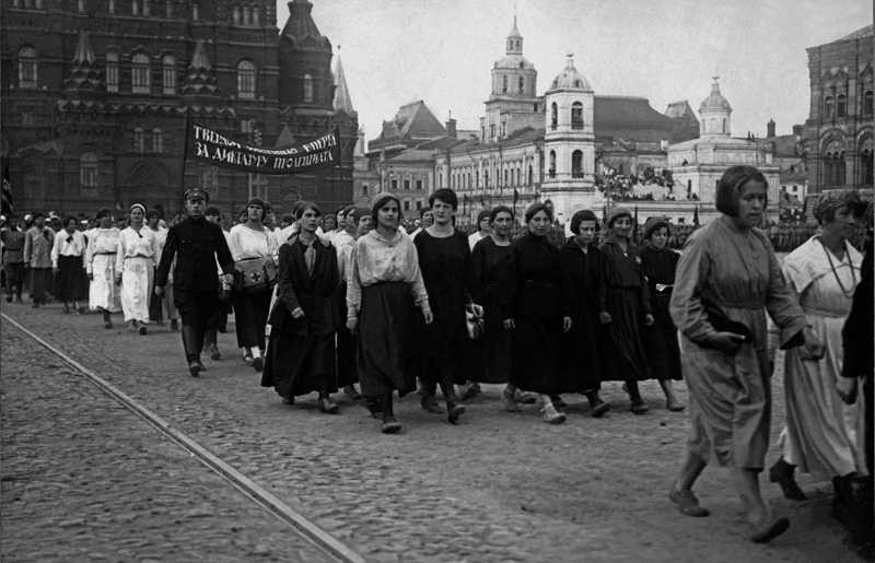 Демонстрация работниц на Красной площади по случаю открытия II конгресса Коммунистического Интернационала, 19 июля 1920, г. Москва