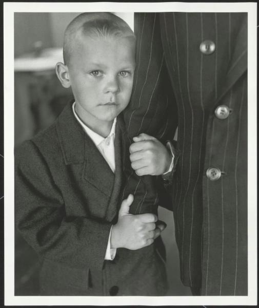 «Рука отца», 1964 год, Литовская ССР, г. Игналина. Выставки:&nbsp;«Детские глаза поколений»,&nbsp;«Эти глаза напротив» и «Отцы и дети»,&nbsp;«Портреты Антанаса Суткуса» с этой фотографией.