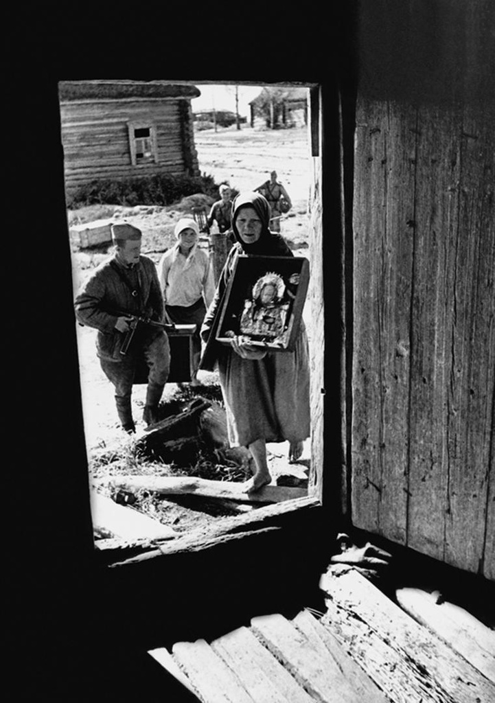 Возвращение в родной дом, 25 сентября 1943 - 31 октября 1943, Смоленская обл.. Выставка «Фотографии Марка Редькина» с этим снимком.