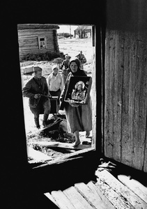 Возвращение в родной дом, 25 сентября 1943 - 31 октября 1943, Смоленская обл.. Выставка «Фотографии Марка Редькина» с этим снимком.