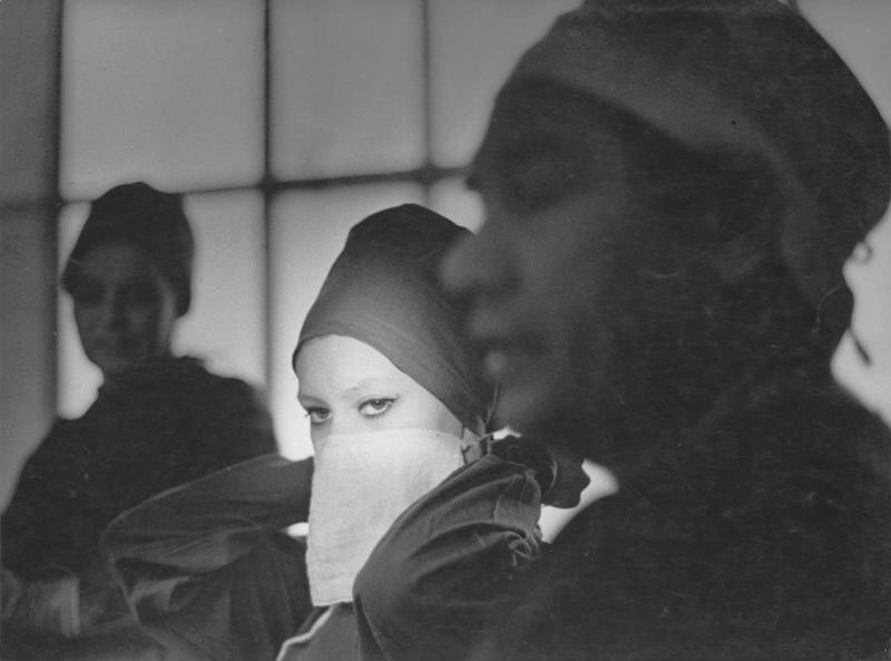 В операционной, 1973 год. Выставки «Свиридова и Воздвиженский. Ретроспектива»,&nbsp;«Эти глаза напротив»&nbsp;и&nbsp;видео «Настоящее счастье Нины Свиридовой и Дмитрия Воздвиженского» с этой фотографией. 