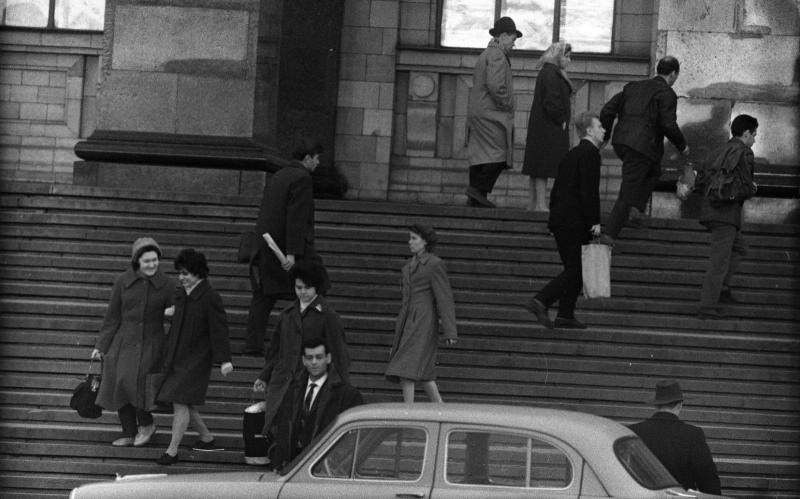 На лестнице у подъезда МГУ, 1963 - 1964, г. Москва