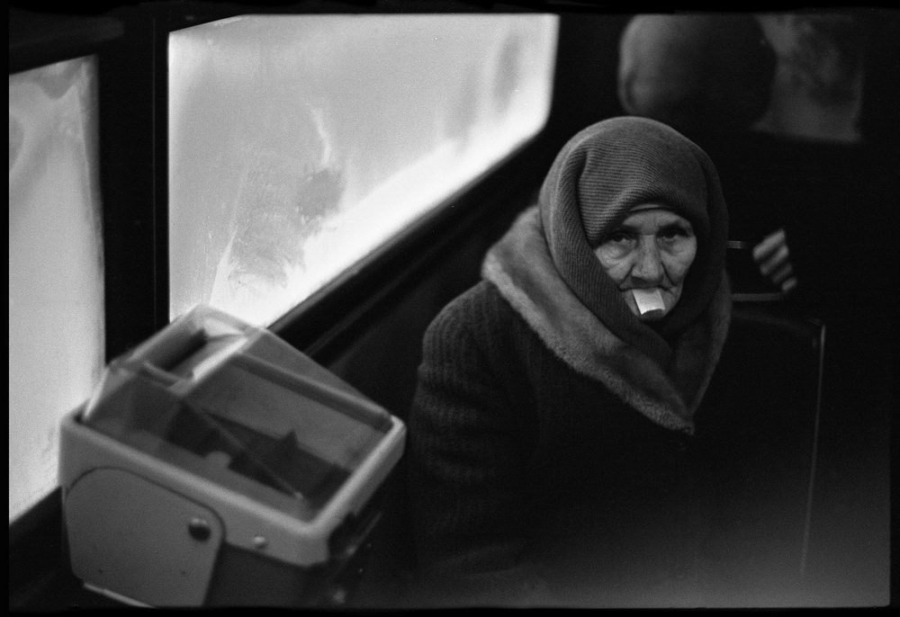 «Контролер в автобусе, а руки заняты», 30 января 1989, г. Новокузнецк. Выставка «Жизнь в дороге» с этой фотографией.&nbsp;