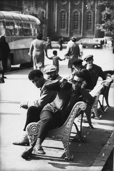 Сидящие на скамейках в городе мужчины, 1960-е, Армянская ССР, г. Ленинакан. Ныне город Гюмри.Выставка «Армения: люди и вечность» с этой фотографией.