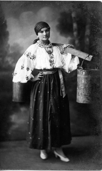 Девушка в крестьянском костюме с коромыслом, 1916 год