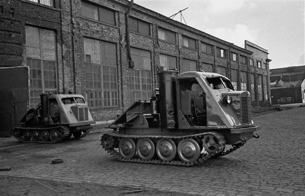 Первые в Советском Союзе трелевочные трактора для лесной промышленности сошли с конвейера Кировского завода, октябрь 1947, г. Ленинград