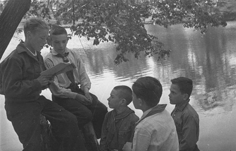 В пионерском лагере на Пахре, 1942 год, Московская обл.