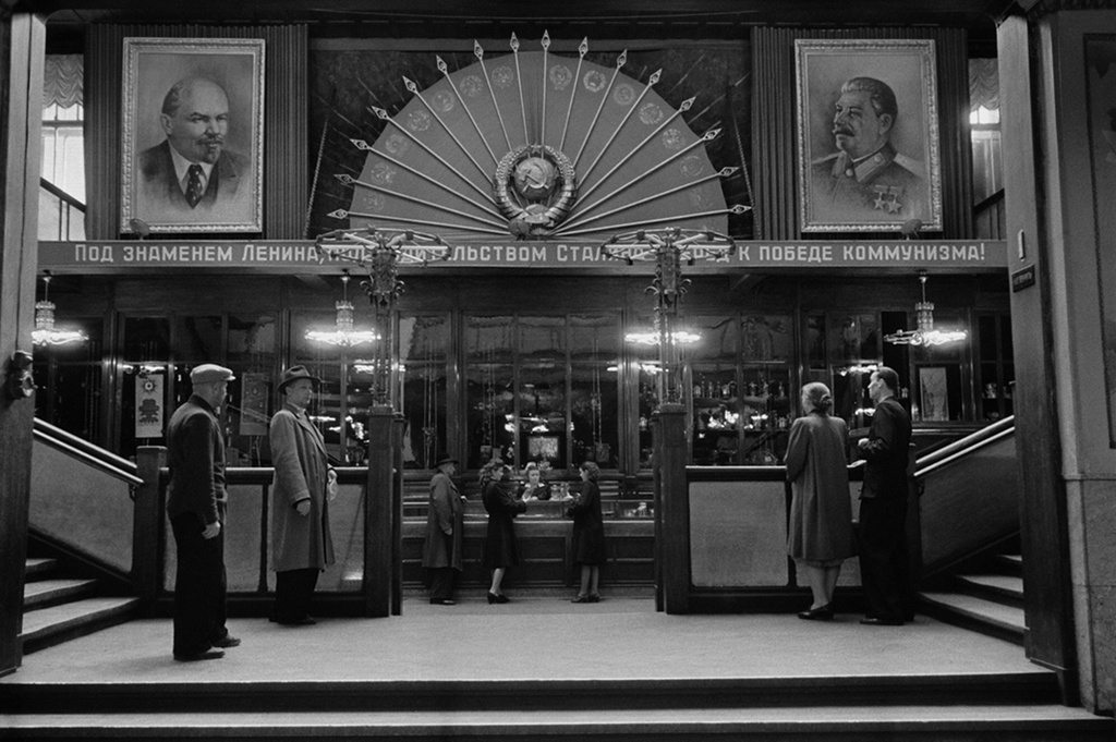 В Центральном универсальном магазине (ЦУМ), 1946 год, г. Москва. Выставка «СССР в 1946 году» с этой фотографией.