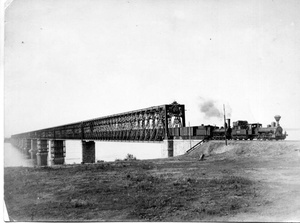 Поезд, идущий через мост, 1880 год, Симбирская губ.. До 1918 года – Александровский мост. Открыт 30 августа 1880 года.&nbsp;Выставка «Дореволюционная Россия: транспорт» и видео «Владимир Обручев. Писатель-фантаст и академический ученый» с этой фотографией.