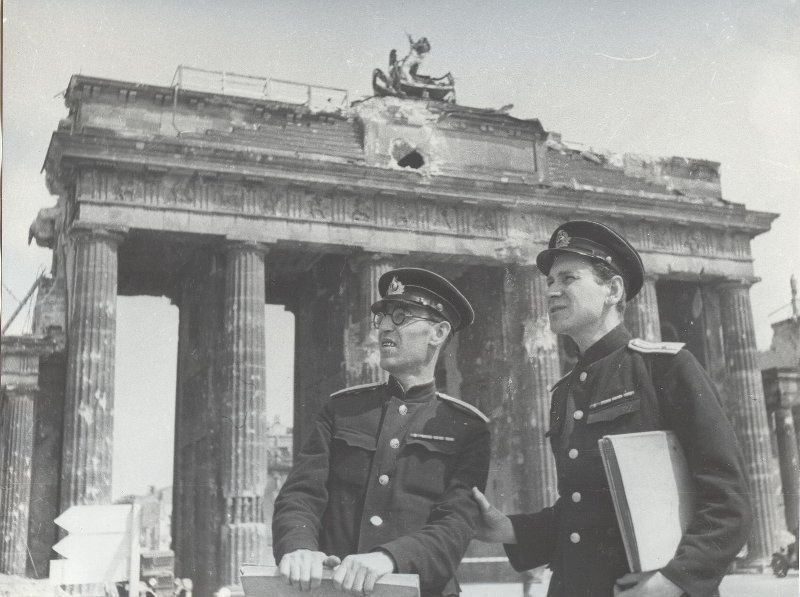У Бранденбургских ворот, май 1945, Германия, г. Берлин. Художники редакции фронтовой газеты «Красный Черноморец»: Леонид (Вениамин) Владимирович Сойфертис и Борис Иванович Пророков.