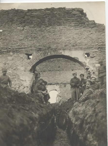 Окоп под разбитым заводом, 1917 год
