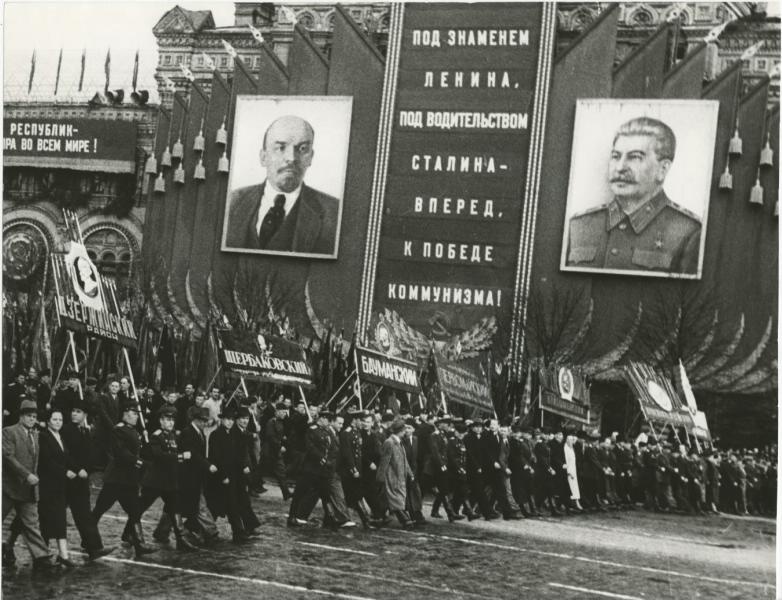 Первомайская демонстрация на Красной Площади, 1 мая 1948, г. Москва. Авторство снимка приписывается А. С. Шайхету.