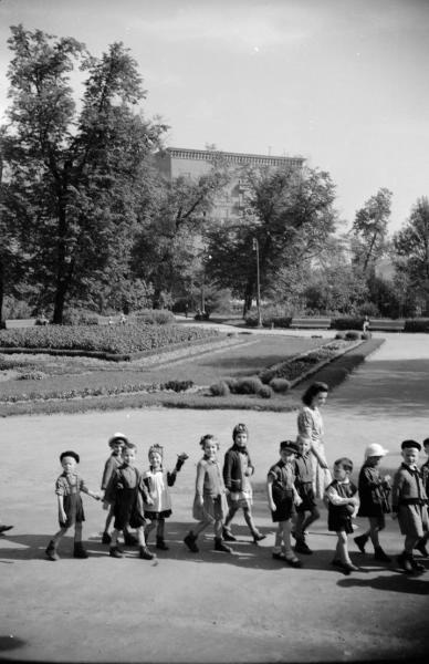 Детский сад на прогулке, 1950-е, г. Москва
