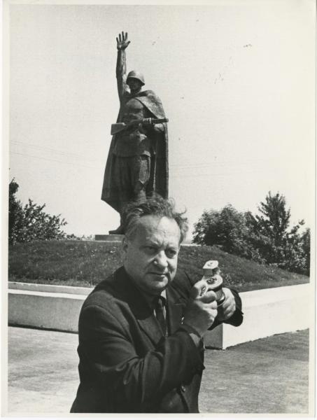 Виктор Темин у памятника воину, 1970-е