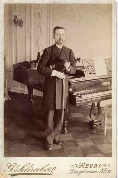 Портрет фотографа Готгарда Августовича Шрейберга со скрипкой, 1893 - 1900, Эстляндская губ., Ревельский у., г. Ревель. Ревель (Равель) – прежнее название города Таллин.