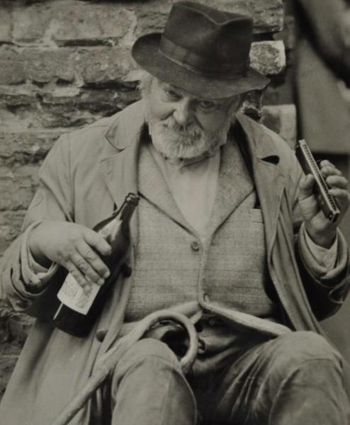 Портрет мужчины с бутылкой вина, май 1973. Выставки&nbsp;«10 фотографий с бутылкой», «Без погон, но в шляпе»&nbsp;и «In vino / pivo / vodka veritas...» с этой фотографией.