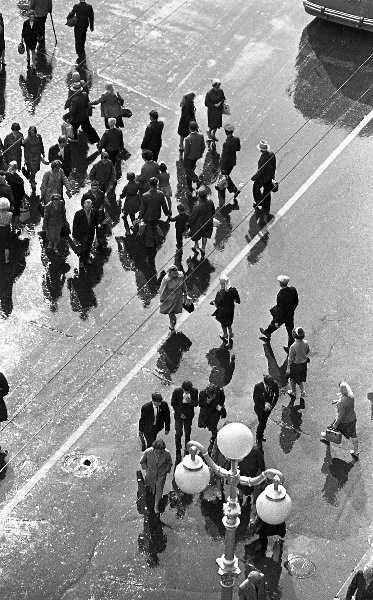Толпа пешеходов на Невском проспекте, 1965 год, г. Ленинград