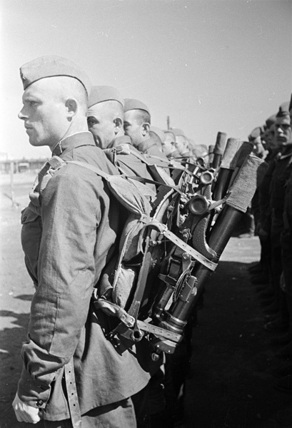 «Резервы идут на фронт», 1941 год, г. Москва. Выставка «Война. Начало» с этой фотографией.