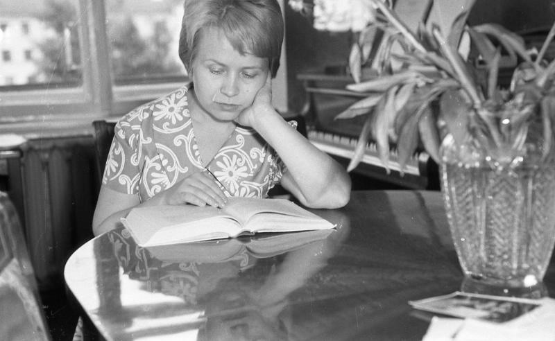 Композитор Александра Пахмутова за чтением книги, 1957 год, г. Москва. Выставки&nbsp;«Чтобы песня пелась!»&nbsp;и «Когда все были молодыми» с этой фотографией.