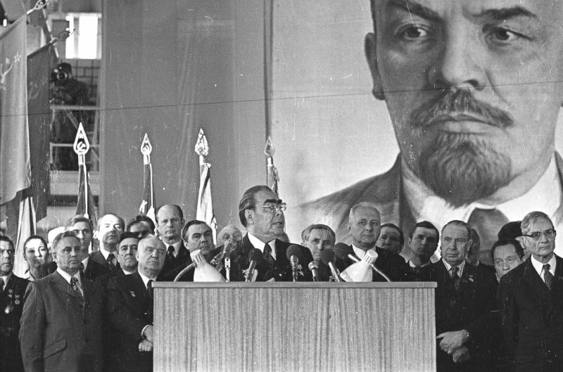 Леонид Брежнев на трибуне во время выступления на ЗИЛе, 30 апреля 1976, г. Москва