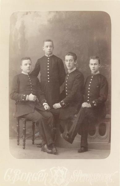 Портрет гимназистов, 1900 - 1910, г. Санкт-Петербург. Альбуминовая печать.