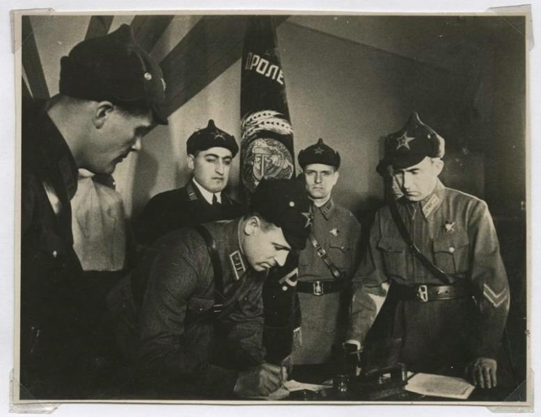 Майор И. Костенко подписывает текст присяги, 1939 год. Московский военный округ.