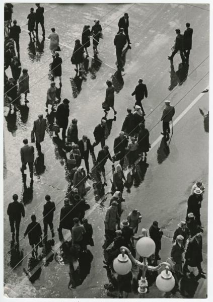 Толпа пешеходов на Невском проспекте, 1965 год, г. Ленинград