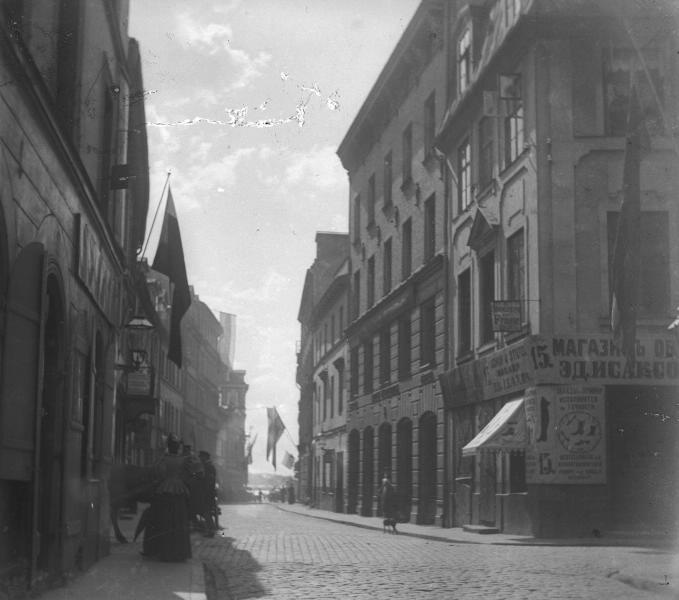 Улица Зюндерштрассе в Риге, 1896 год, г. Рига. Нынешнее название улицы –&nbsp;Грециниеку.Выставка «Прекрасная Прибалтика» с этой фотографией.