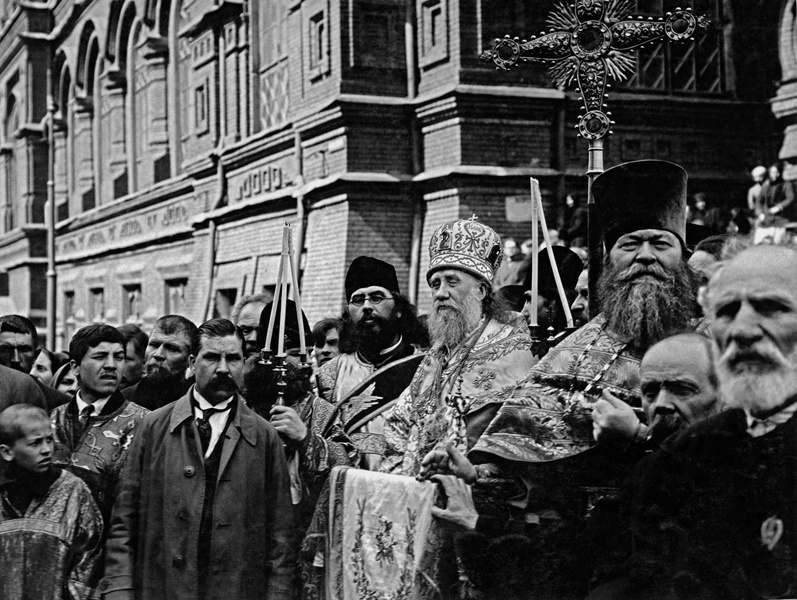Патриарх Тихон на пасхальном молебне у Никольских ворот, 5 мая 1918, г. Москва. Выставки&nbsp;«Светлая седмица» и «Россия в 1918 году» с этой фотографией.