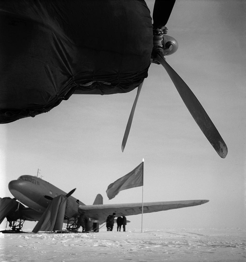 Научно-исследовательская дрейфующая полярная станция «Северный полюс-3». Самолеты высокоширотной экспедиции на одной из своих стоянок во льдах, апрель 1954