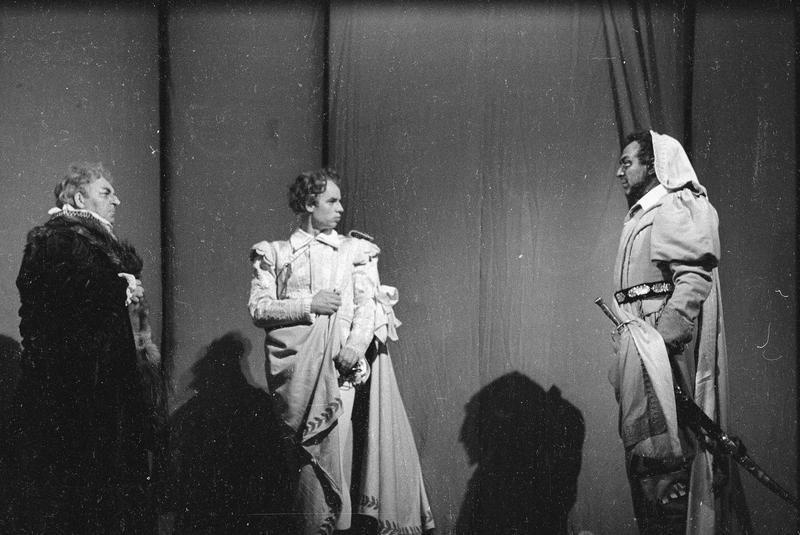 Сцена из спектакля театра имени Моссовета «Отелло». Крайний справа – Николай Мордвинов в роли Отелло, 1960-е, г. Москва