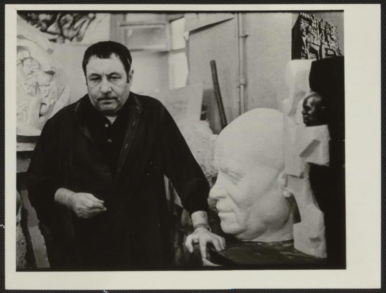 Скульптор Эрнст Неизвестный, 1975 год. Выставка «Вхожу, ваятель, в твою мастерскую» с этой фотографией.&nbsp;