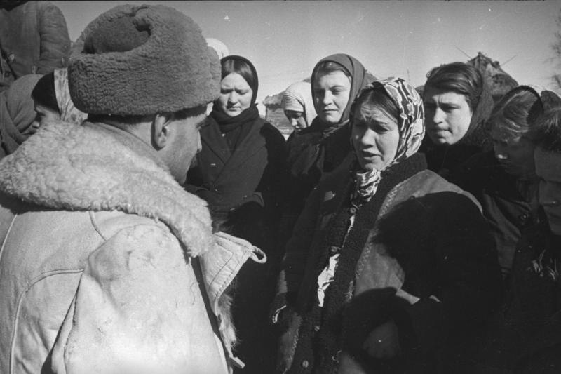 Местные жители, беседующие с командиром, 1943 год, Смоленская обл., г. Гжатск