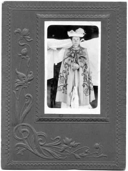 Портрет женщины в вышитой накидке, 1900-е