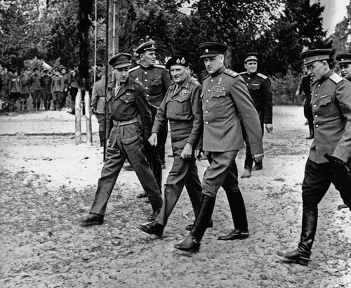 Маршал Советского Союза Константин Рокоссовский и британский фельдмаршал Бернард Монтгомери (в центре) перед церемонией награждения орденами Британской империи, 12 июля 1945, Германия, г. Берлин