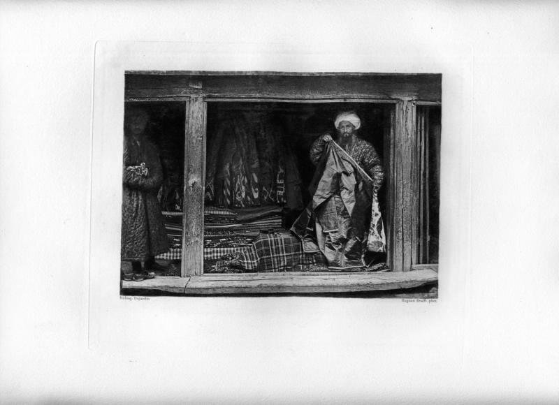 Торговец тканями разворачивает халат, 1901 год, Средняя Азия