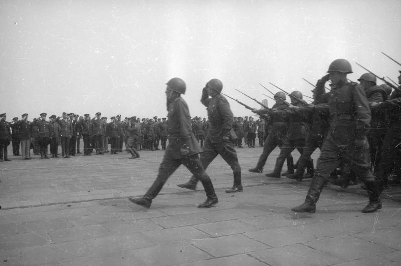 Советские военные, марширующие перед представителями войск союзников, 1945 год, Германия, г. Берлин