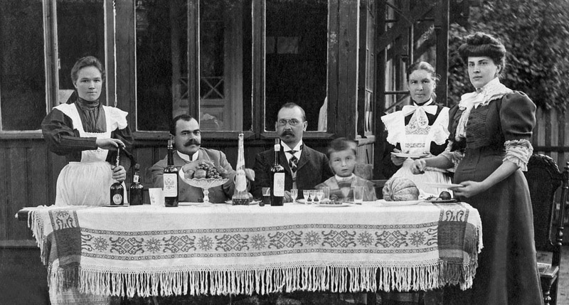 Дачники, 1900 - 1903. Выставка «Дореволюционная Россия: за столом» с этой фотографией.&nbsp;