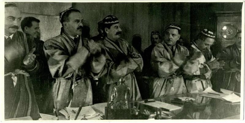 Вячеслав Молотов, Иосиф Сталин, Климент Ворошилов, Серго Орджоникидзе на приеме делегаций Таджикистана и Туркменистана, 1935 год, г. Москва