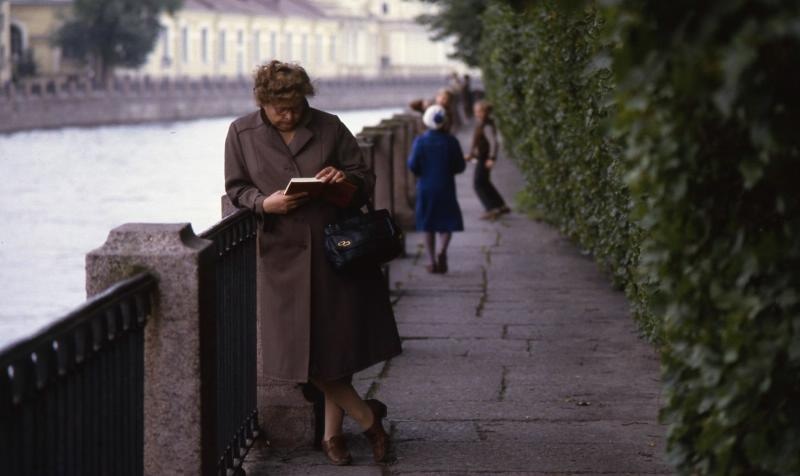 Женщина с книгой на набережной, 1980-е, г. Ленинград. Выставка «Что такое счастье?» с этой фотографией.&nbsp;