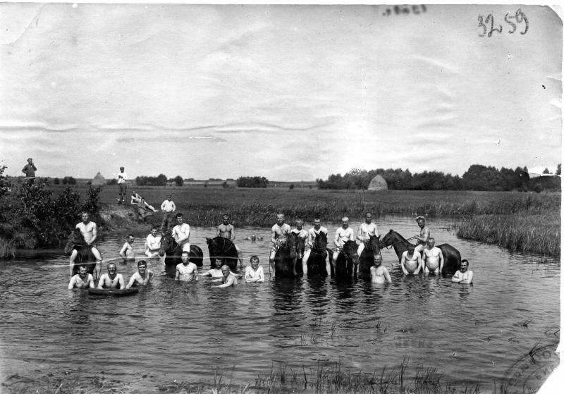 На отдыхе. Купание лошадей, 1914 - 1917