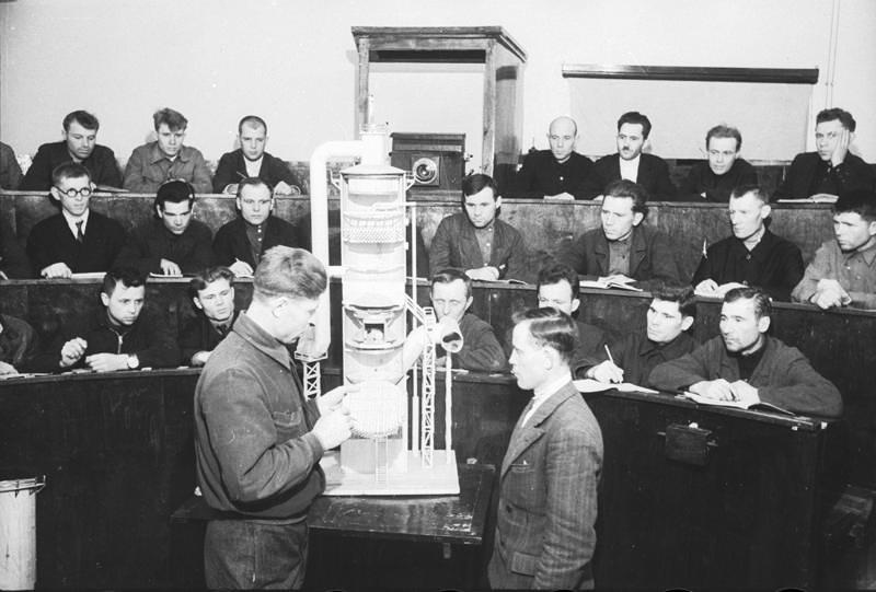 Доменщики на занятиях в техникуме, 1937 год, г. Магнитогорск