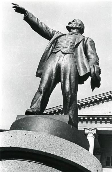 Памятник Ленину у Смольного, 1927 - 1929, г. Ленинград. Памятник открыт 6 ноября 1927 по проекту скульптора Василия Козлова и архитекторов Владимира Щуко и Владимира Гельфрейха.Видео&nbsp;«Смерть Ленина»,&nbsp;«Борис Игнатович», «К 180-летию фотографии. Эпизод X: 1920-е годы. Авангардная фотография» с этой фотографией.