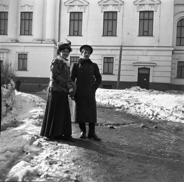 «Густя и Леня во дворе Университета», 1905 - 1909, г. Москва