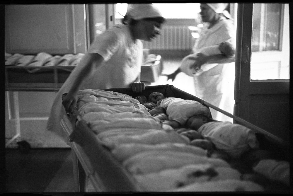 «На кормление», 30 июня 1981, г. Новокузнецк, Клинический роддом № 1. Выставка «Помощники чуду» с этой фотографией.