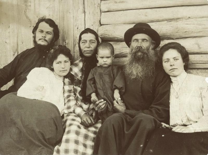 Портрет семьи мещан, 1905 - 1915. Выставка «Семейный портрет» с этой фотографией.
