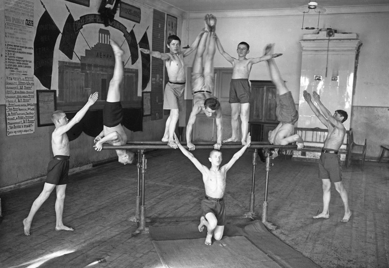 Сценка, 1932 год, г. Галич. Выставка «День физкультурника» с этой фотографией.