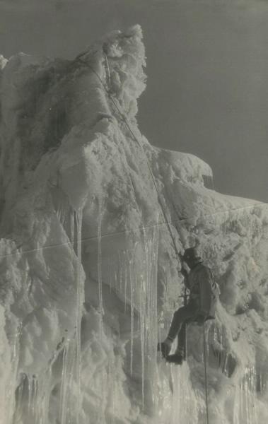Альпинист, 1929 - 1933. Выставки&nbsp;«Горы, "ФЭД", Шиманский», «Сосульки – значит весна» с этой фотографией.