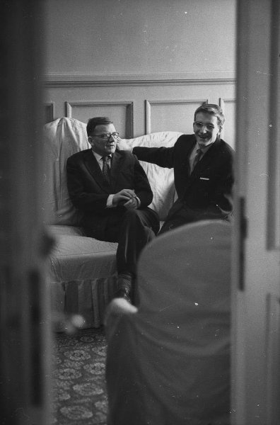 Дминтрий Шостакович с сыном Максимом, 1966 год, г. Ленинград. Выставка «Знаменитые невозвращенцы» с этой фотографией.